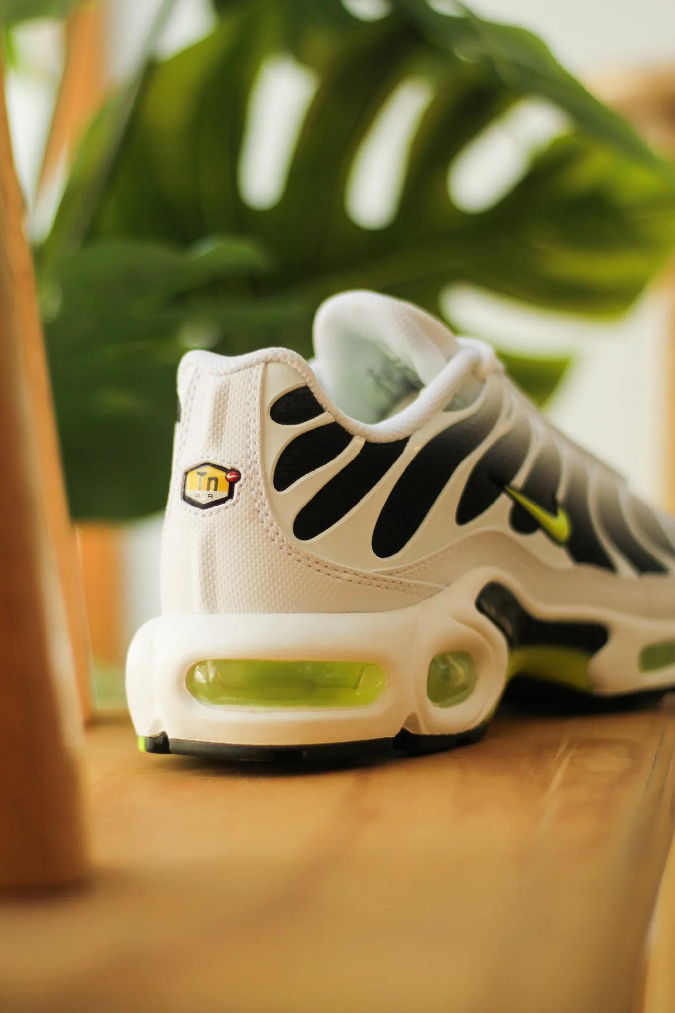 AIR MAX PLUS "WHITE/VOLT"