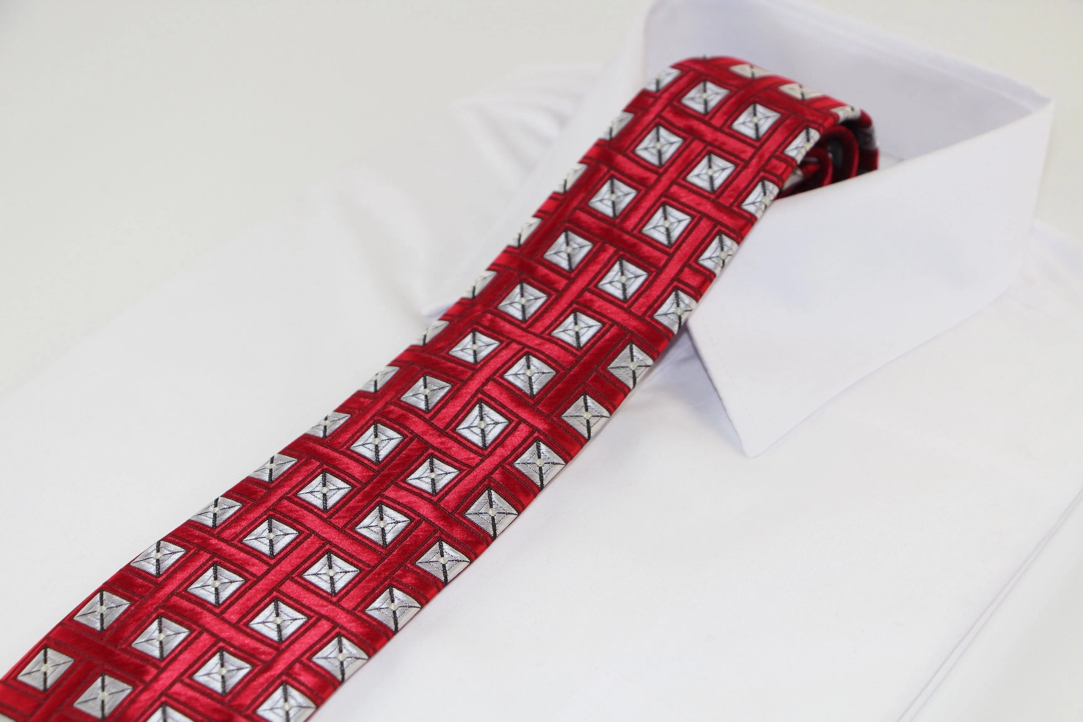 Mens Red With Silver Squares Patterned 8cm Neck Tie